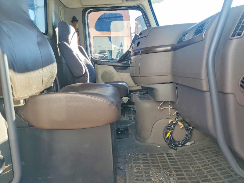 2017 Volvo VIN 4V4N39TG6HN988043 COPART salvage auction — NORMAL WEAR, In - Certificate Of Title, sold $5,000 on 2026-07-31 (photo 5)