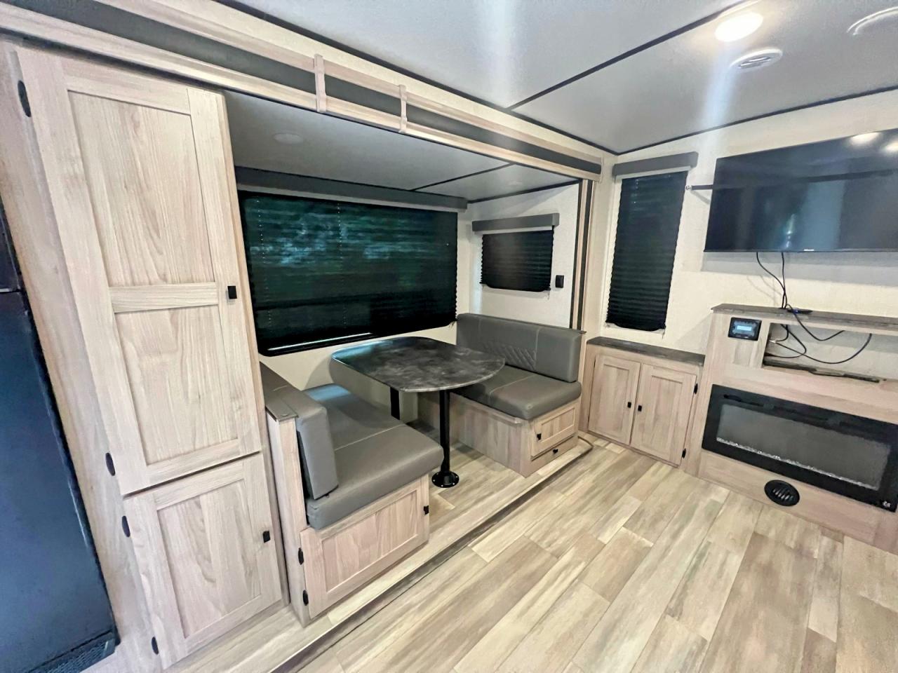 2023 Coachmen All models VIN 5ZT2SBTB7PS046174 COPART salvage auction — Rear End, GA - CERTIFICATE OF TITLE (P), sold $7,100 on 2026-04-09 (photo 9)