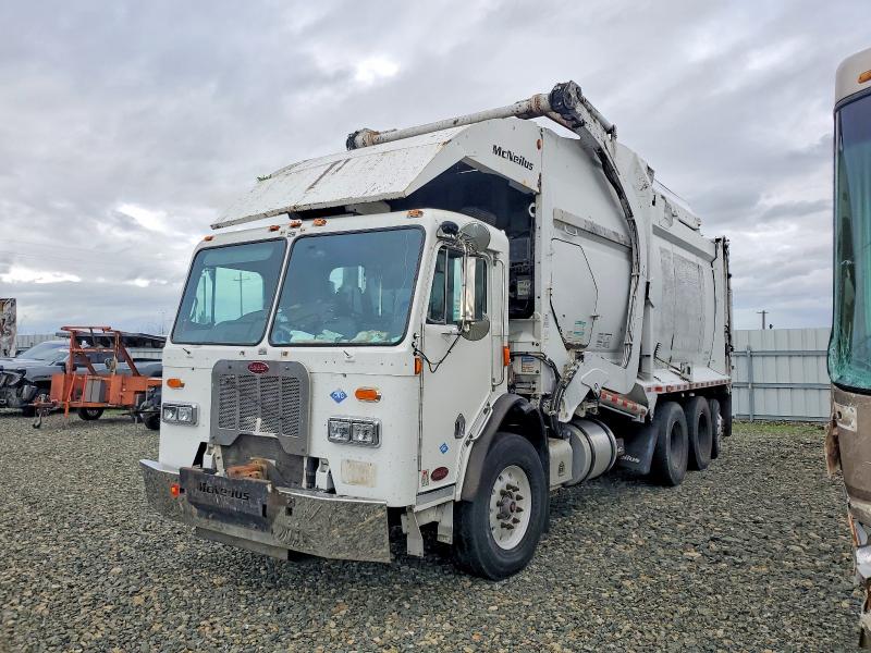 2013 Peterbilt 320 VIN 3BPZX20X8DF208582 COPART salvage auction — MINOR DENT/SCRATCHES, CA - DIS/DLR/EXP ONLY CLEAN TITLE, sold $325 on 2026-09-08 (photo 2)