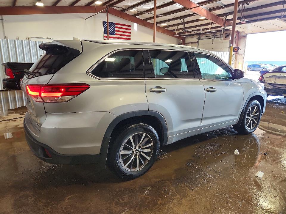 2017 Toyota Highlander VIN 5TDJZRFHXHS441932 COPART salvage auction — FRONT END, Salvage Title, sold $7,600 on 2026-07-31 (photo 3)