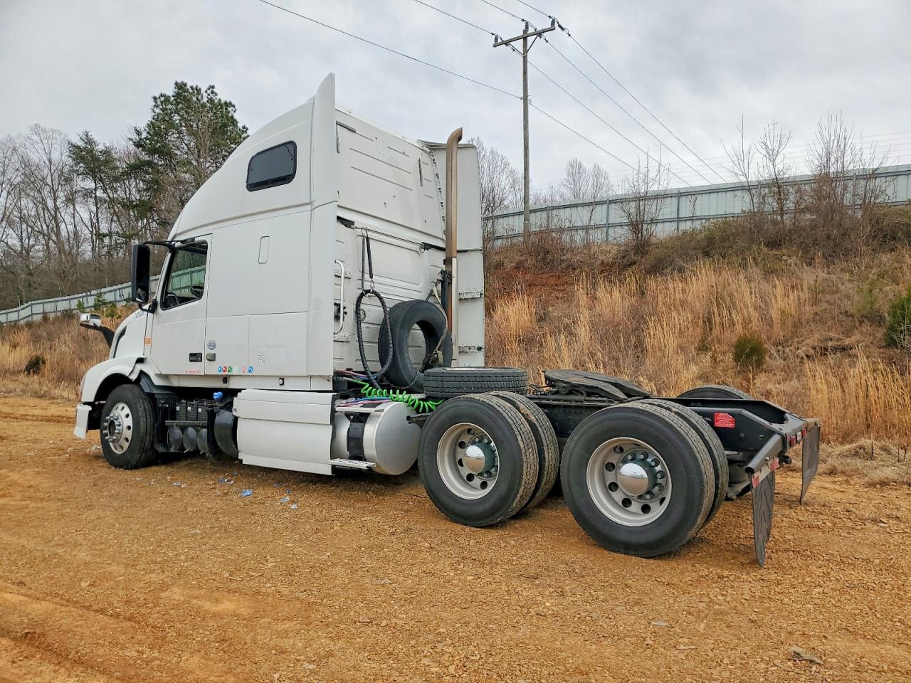 2013 Volvo Vn VIN 4V4NC9TJ4DN146341 COPART salvage auction — Front End, VA - CERT OF TITLE - SALVAGE, sold $1,050 on 2026-06-18 (photo 3)