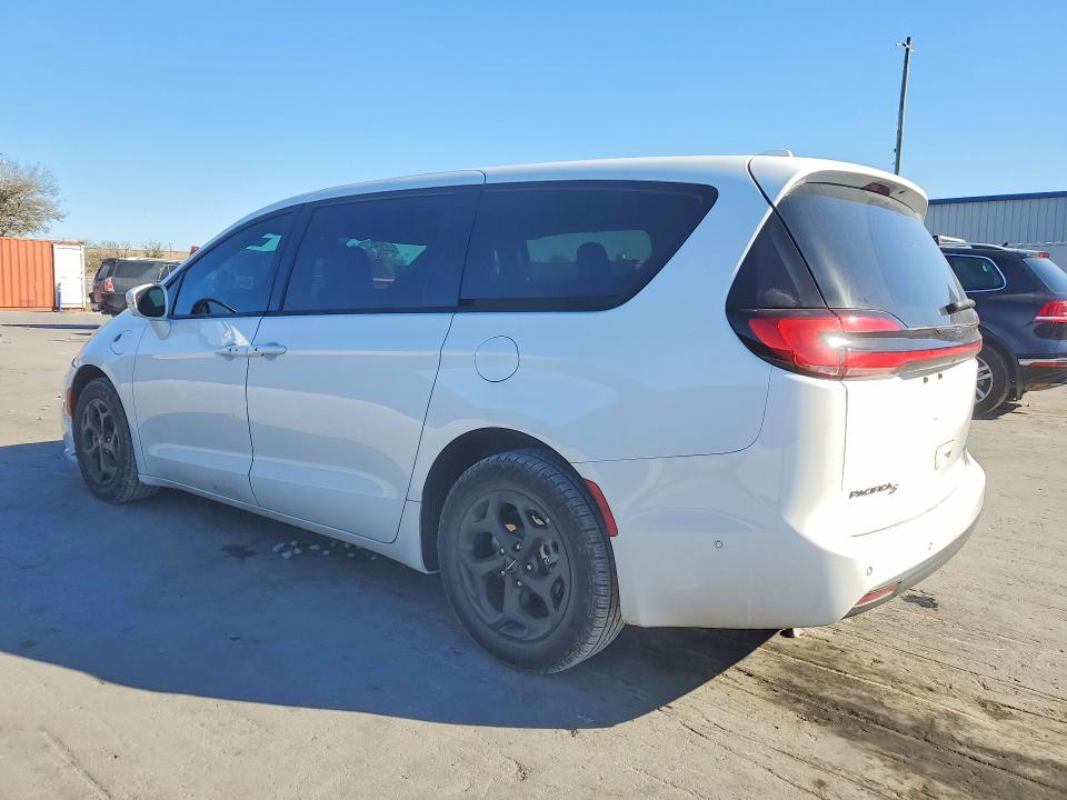 2022 Chrysler Pacifica VIN 2C4RC1S72NR215939 COPART salvage auction — FRONT END, Salvage Title, sold $11,300 on 2026-09-03 (photo 2)
