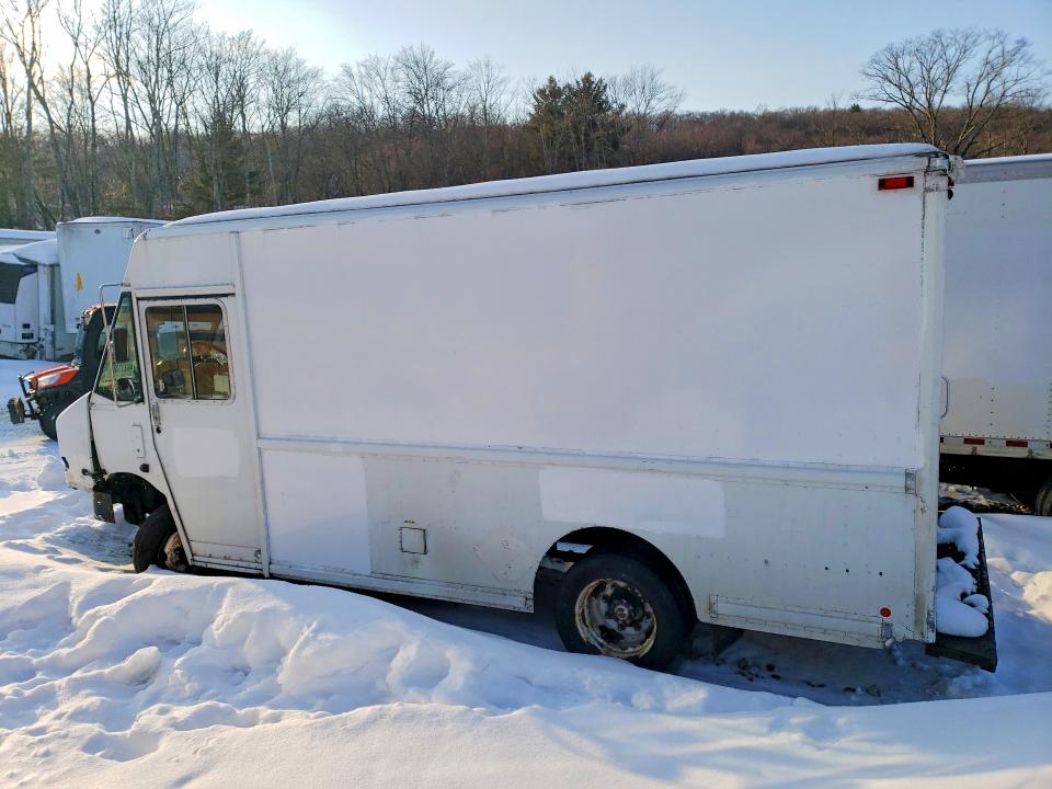 2000 Frht - freightliner VIN 4UZA4FA40YCG65096 COPART salvage auction — FRONT END, MA - CERT OF TITLE-SALVAGE, sold $125 on 2026-09-30 (photo 2)