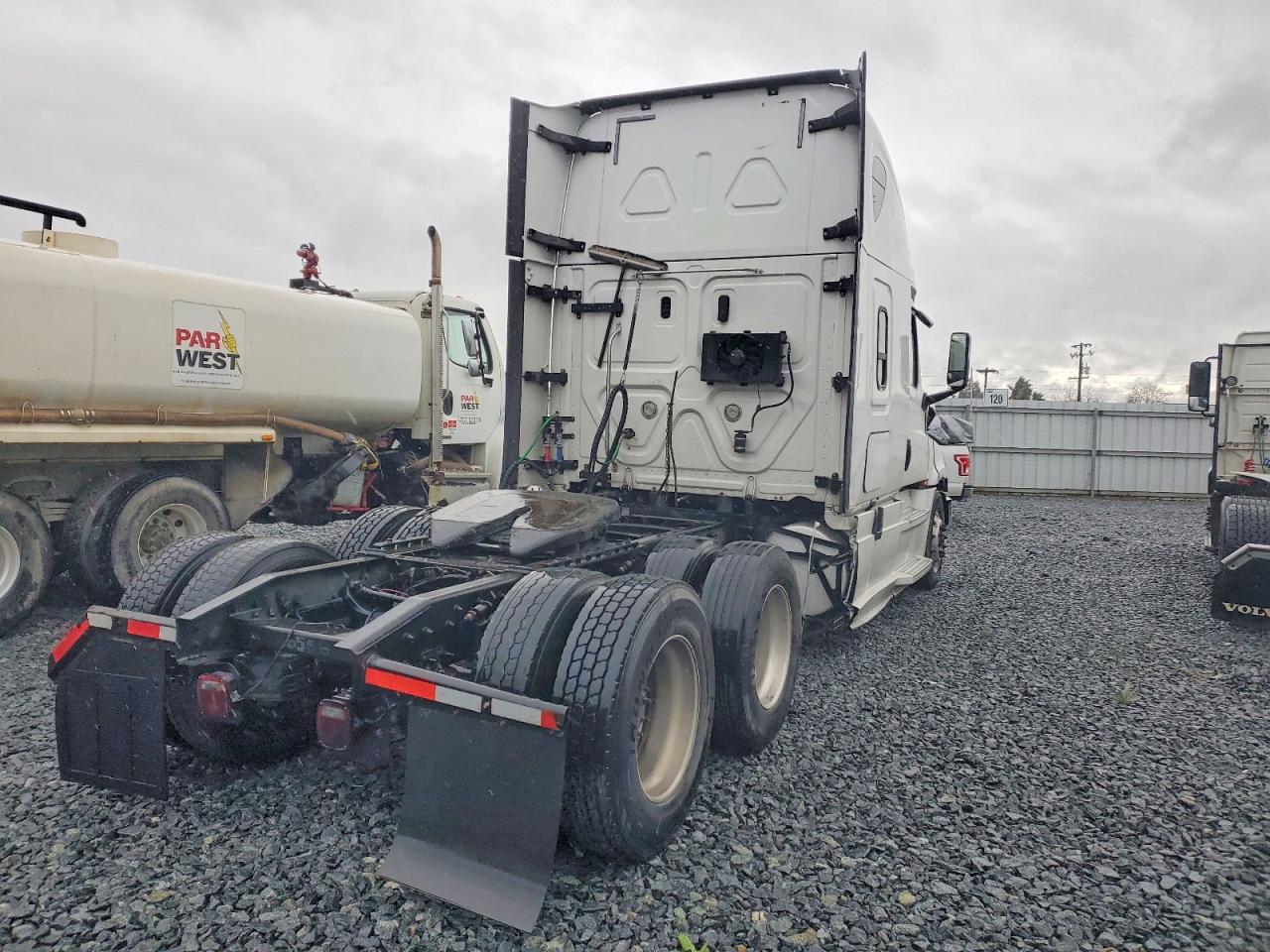 2019 Freigliner VIN 3AKJHHDR3KSKJ6556 COPART salvage auction — Minor Dent/Scratches, PA - DIS/DLR/EXP ONLY CLEAN TITLE, sold $20,100 on 2026-07-01 (photo 4)