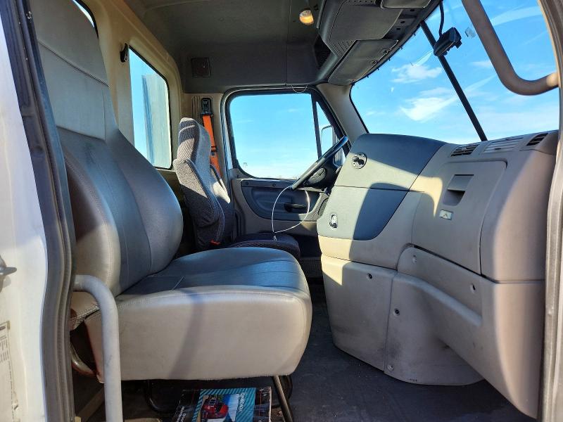 2016 Freightliner Cascadia 125 VIN 1FUBGEDV6GLHC5674 COPART salvage auction — MINOR DENT/SCRATCHES, IN - CERTIFICATE OF TITLE, sold $5,000 on 2026-07-27 (photo 5)