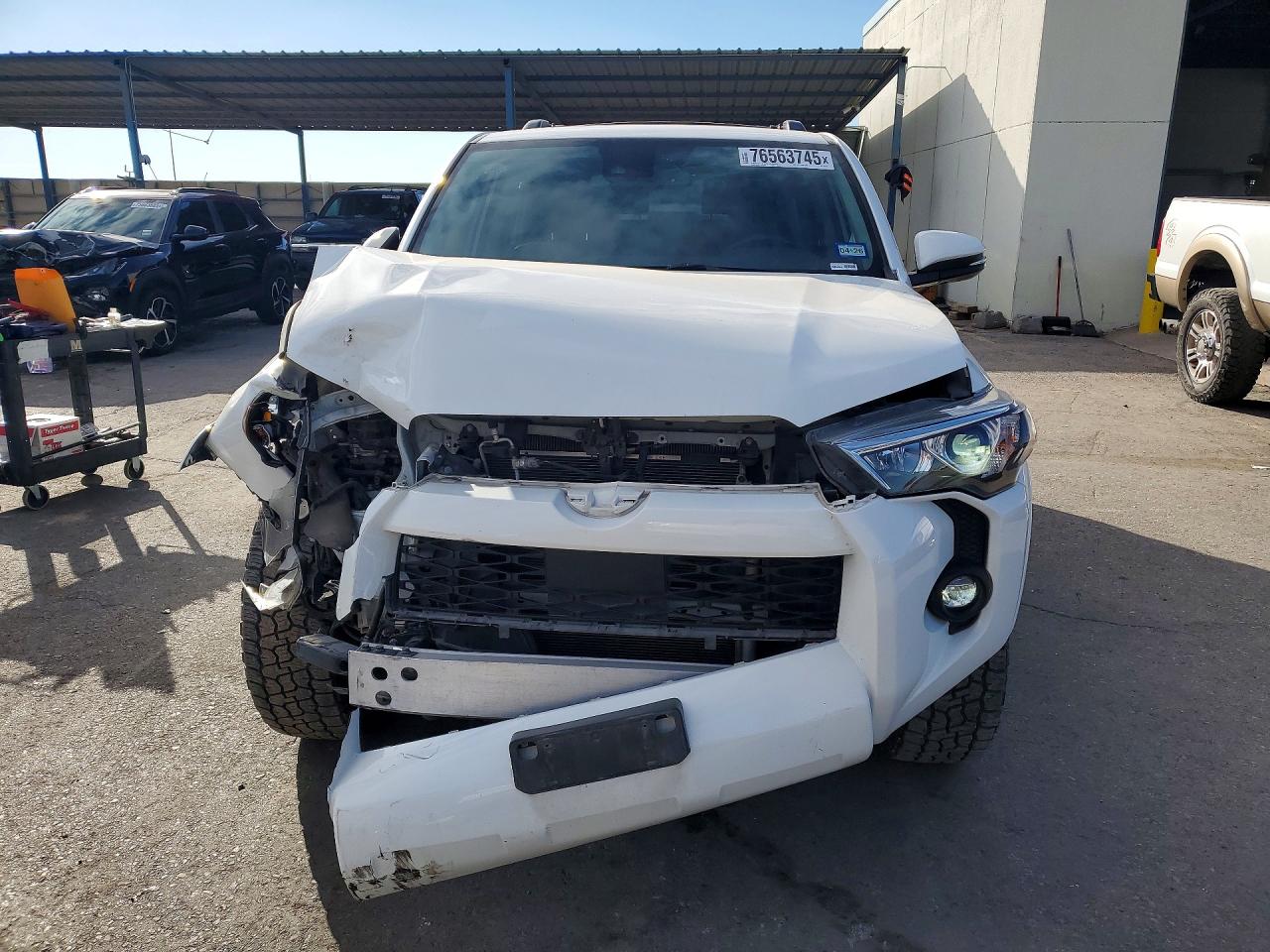 2022 Toyota 4Runner VIN JTEFU5JR7N5253816 COPART salvage auction — Front End, TX - SALVAGE VEHICLE TITLE, sold $10,700 on 2026-07-10 (photo 5)