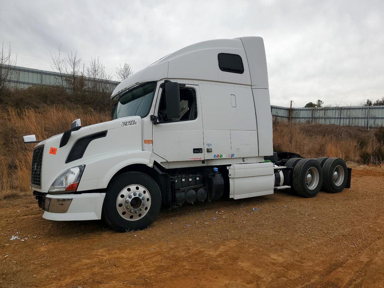 2013 Volvo Vn VIN 4V4NC9TJ4DN146341 COPART salvage auction — Front End, VA - CERT OF TITLE - SALVAGE, sold $1,050 on 2026-06-18 (photo 2)