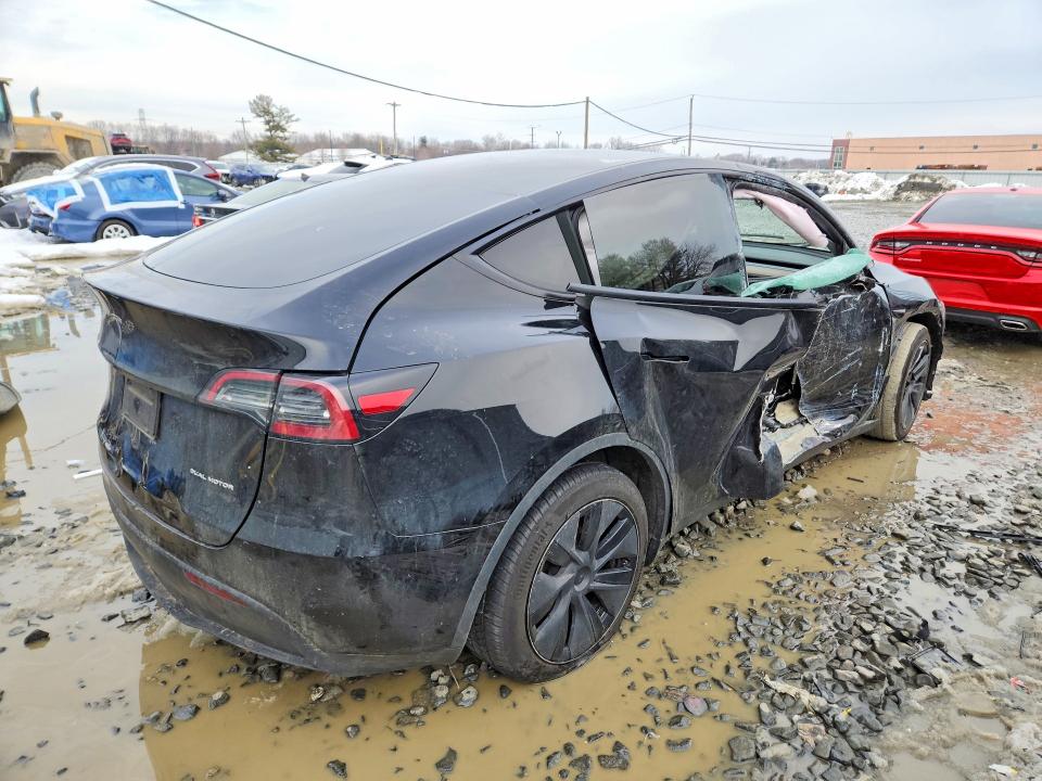 2025 Tesla Model y VIN 7SAYGDEE5SF287417 COPART salvage auction — SIDE, Nj - Cert Of Title-Salvage, sold $8,400 on 2026-07-29 (photo 3)