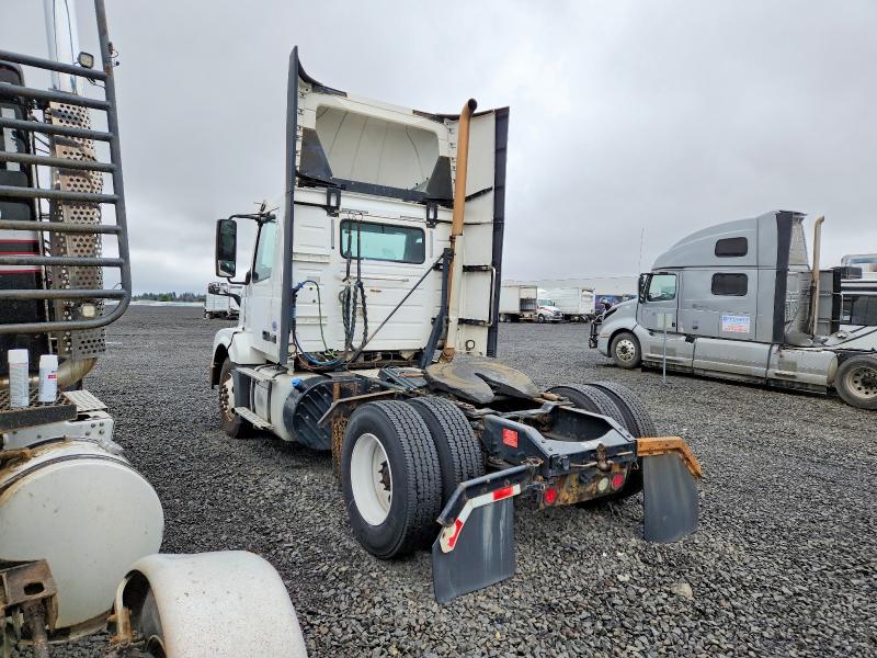 2018 Volvo Vnl VIN 4V4N39EH7JN987933 COPART salvage auction — NORMAL WEAR, In - Certificate Of Title, sold $5,000 on 2026-07-29 (photo 3)