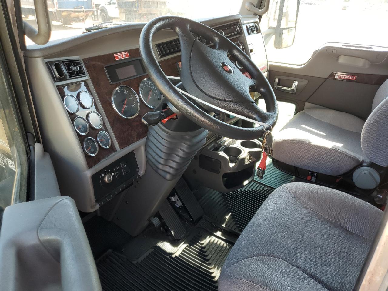 2017 Kenworth Constructi VIN 2NKHHM6X9HM172600 COPART salvage auction — Normal Wear, IL - DEALER ONLY CLEAN TITLE, sold $28,500 on 2026-05-21 (photo 8)