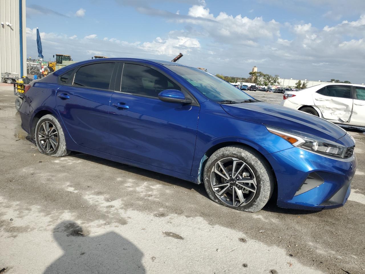 2022 Kia Forte VIN 3KPF24AD4NE464503 COPART salvage auction — Unknown, Salvage Title, sold $9,300 on 2025-09-12 (photo 4)