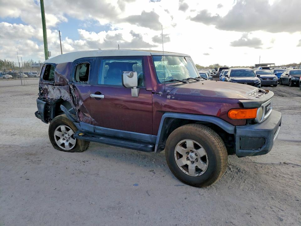 2007 Toyota Fj cruiser VIN JTEBU11FX70098708 COPART salvage auction — REAR END, FL - CERT OF TITLE SLVG REBUILDABLE, sold $3,300 on 2026-07-14 (photo 4)