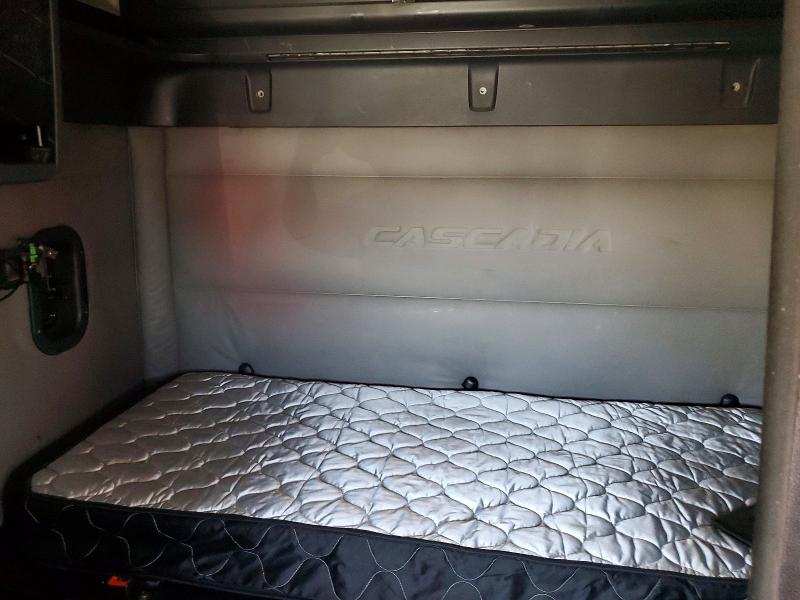 2018 Freightliner Cascadia 126 VIN 3AKJHHDR8JSJP5517 COPART salvage auction — MINOR DENT/SCRATCHES, CA - DIS/DLR/EXP ONLY CLEAN TITLE, sold $17,350 on 2026-09-17 (photo 6)