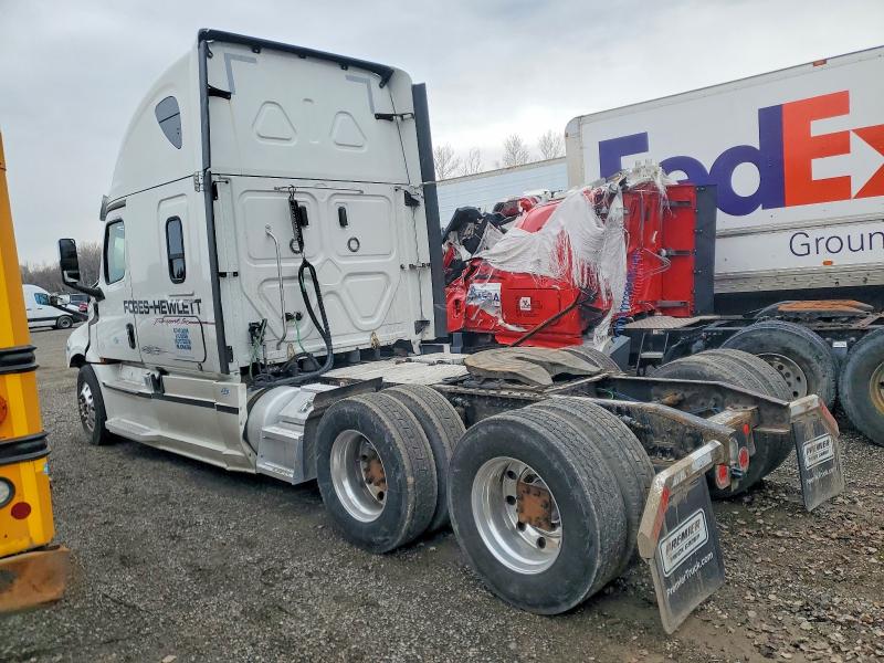 2018 Freightliner Cascadia VIN 3AKJHHDR8JSKA0959 COPART salvage auction — FRONT END, ON - PERMIT NO BRAND - UNFIT, sold $9,300 on 2026-07-23 (photo 3)