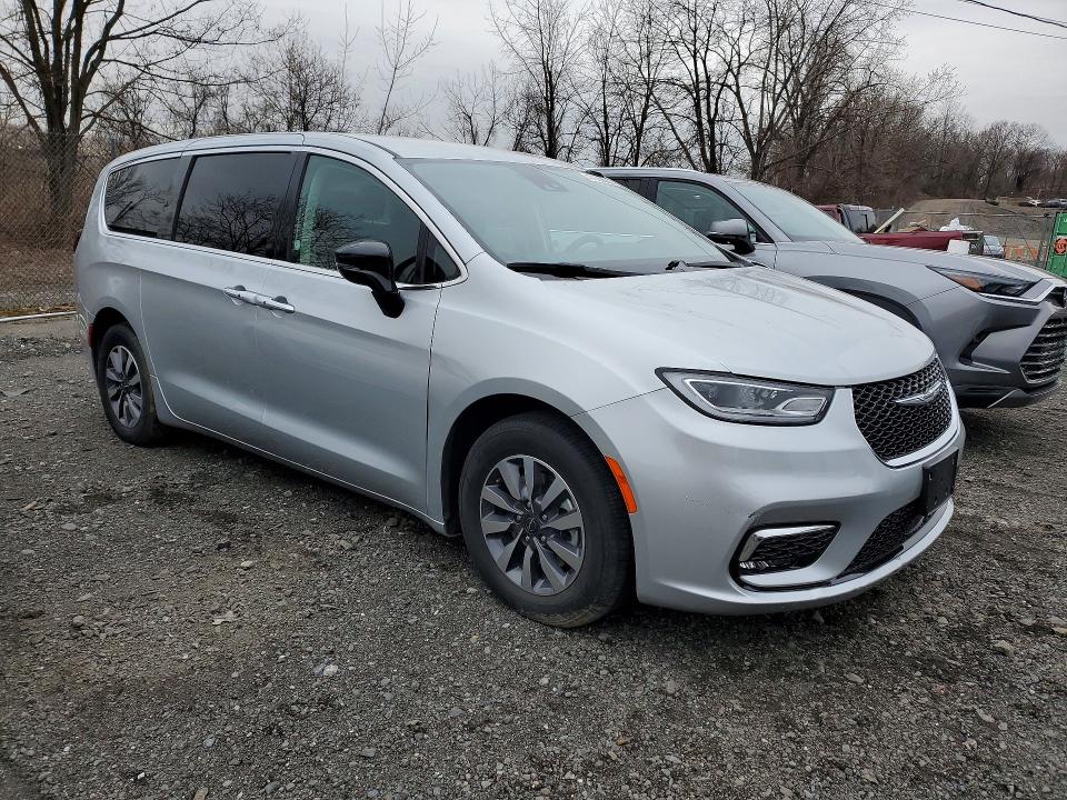 2024 Chrysler Pacifica VIN 2C4RC1S76RR141544 COPART salvage auction — WATER/FLOOD, Nj - Cert Of Title-Salvage Flood, sold $14,200 on 2026-07-03 (photo 4)