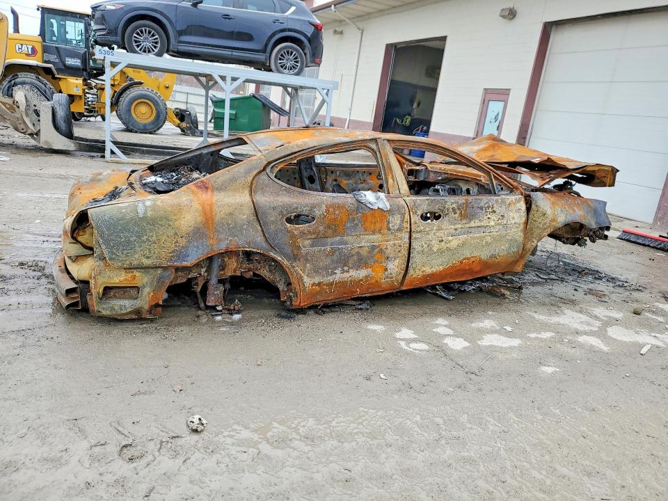 2006 Pontiac Grand prix VIN 2G2WP552961154558 COPART salvage auction — BURN, In - Bill Of Sale - Parts Only, sold $125 on 2026-09-11 (photo 3)