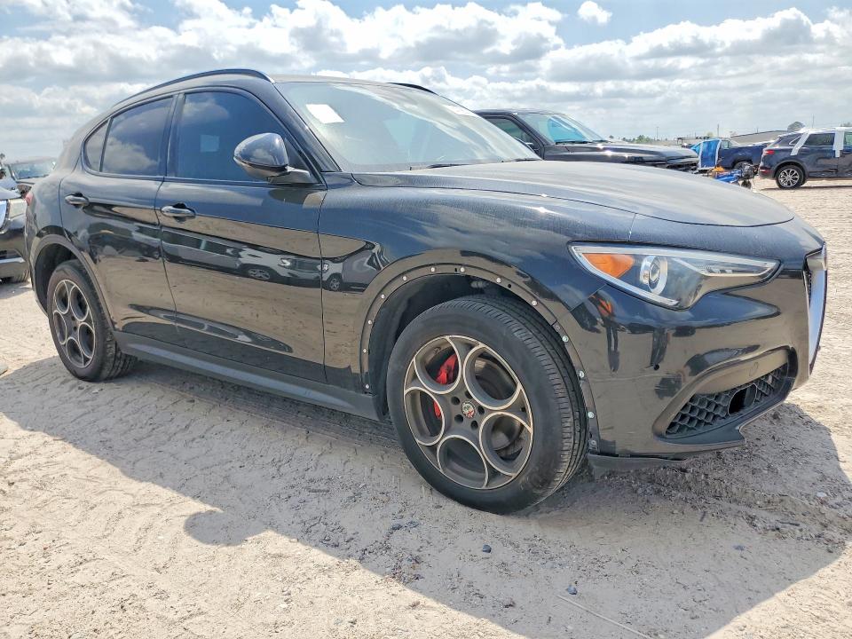 2018 Alfa romeo Stelvio VIN ZASFAKNN1J7B72951 COPART salvage auction — NORMAL WEAR, Mt - Certificate Of Title, sold $8,400 on 2026-07-17 (photo 4)