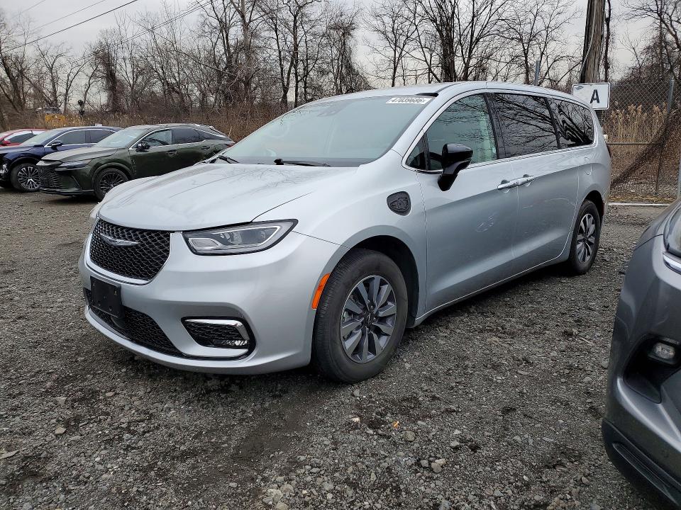 2024 Chrysler Pacifica VIN 2C4RC1S76RR141544 — COPART salvage auction photo