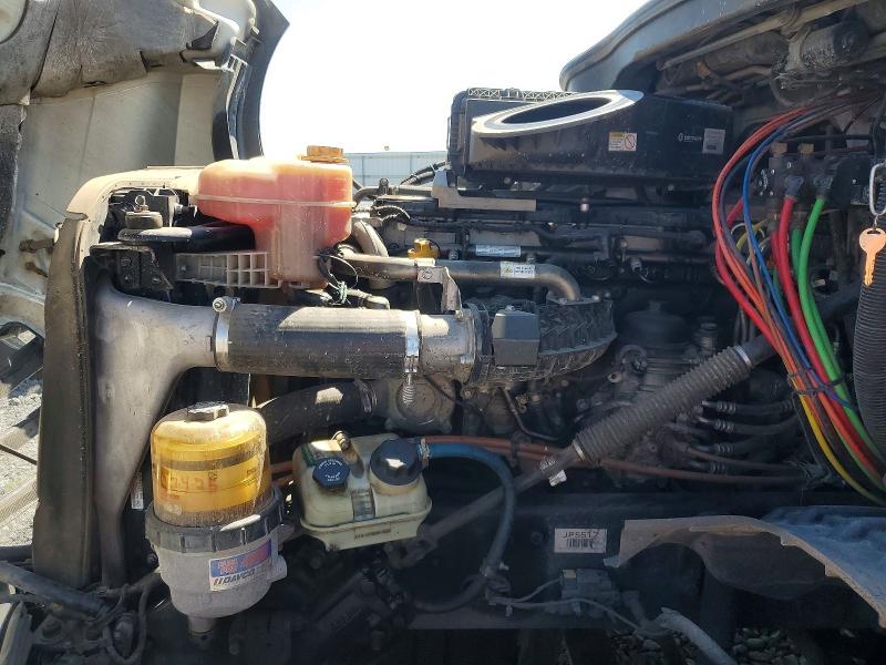 2018 Freightliner Cascadia 126 VIN 3AKJHHDR8JSJP5517 COPART salvage auction — MINOR DENT/SCRATCHES, CA - DIS/DLR/EXP ONLY CLEAN TITLE, sold $17,350 on 2026-09-17 (photo 7)