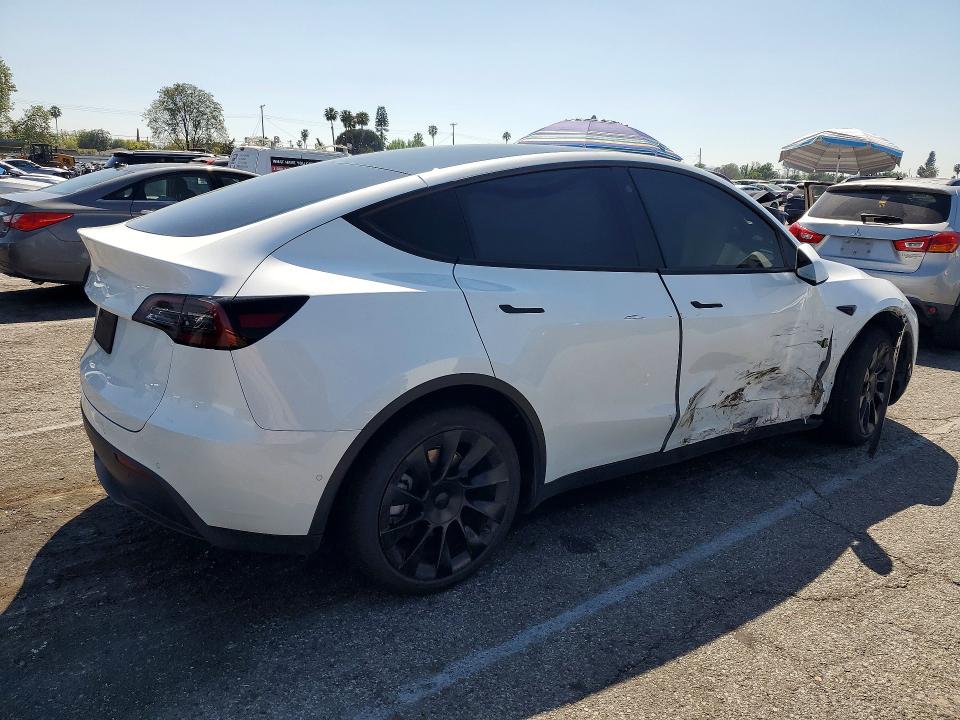 2022 Tesla Model y VIN 7SAYGDEE7NF410431 COPART salvage auction — SIDE, Salvage Title, sold $10,200 on 2026-07-28 (photo 3)