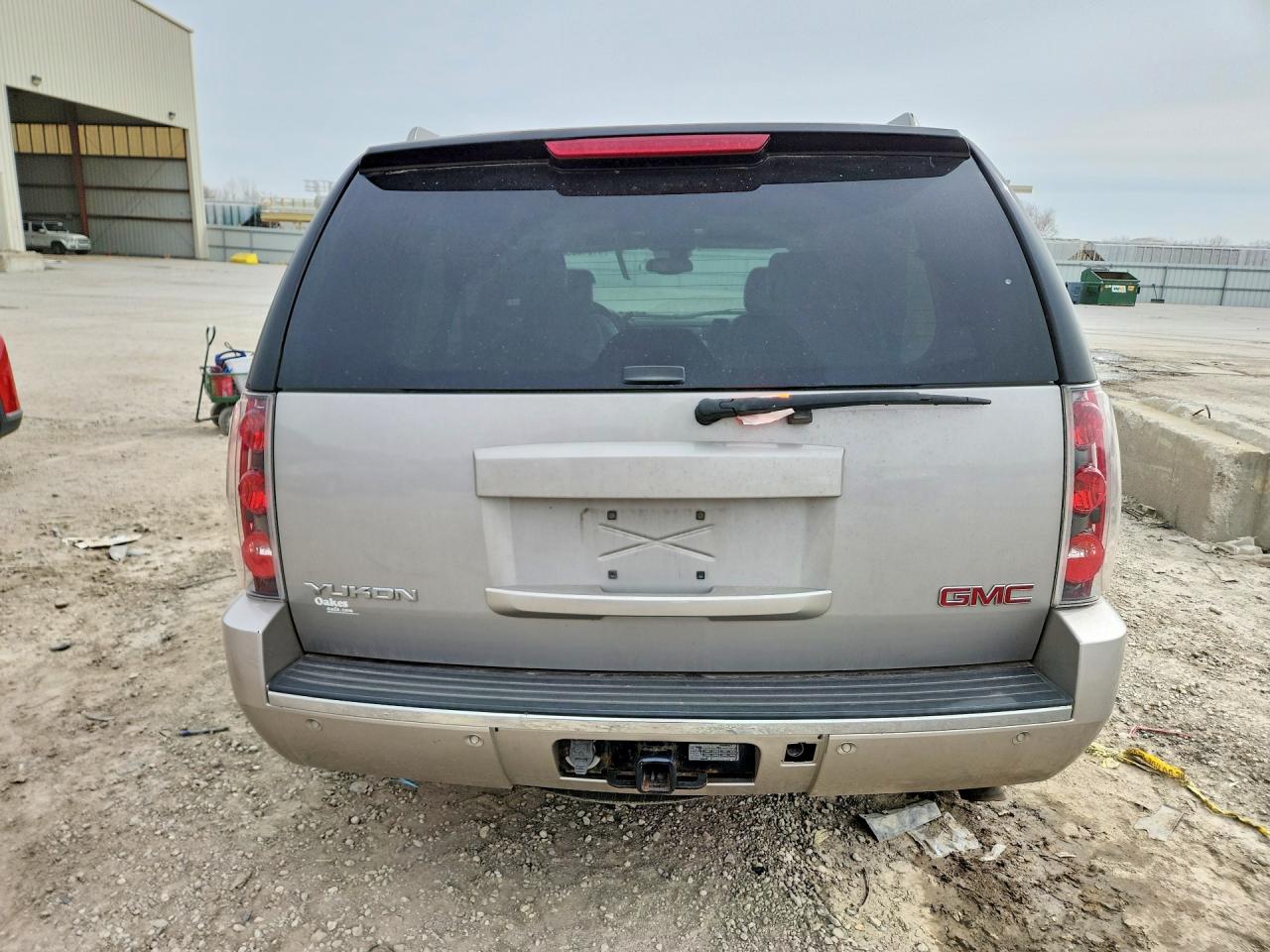 2007 GMC Yukon VIN 1GKFK63897J183688 COPART salvage auction — Side, KS - CERT OF TITLE-SALVAGE, sold $1,400 on 2026-07-02 (photo 6)
