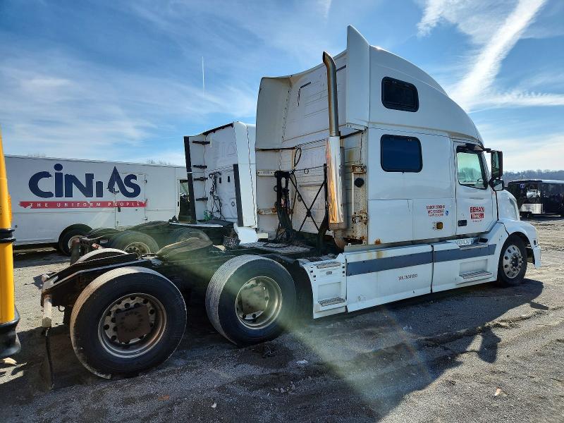 2003 Volvo Vnl VIN 4V4NC9TJX3N341861 COPART salvage auction — MINOR DENT/SCRATCHES, Mo - Certificate Of Title, sold $25 on 2026-07-21 (photo 4)