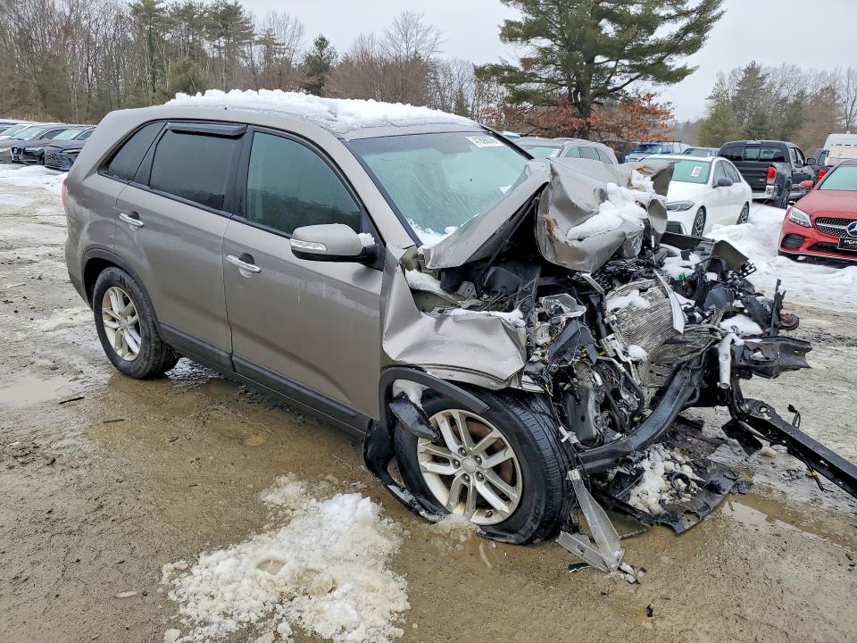 2015 Kia Sorento VIN 5XYKT3A68FG575034 COPART salvage auction — FRONT END, Id - Salvage Certificate Of Title, sold $425 on 2026-07-15 (photo 4)
