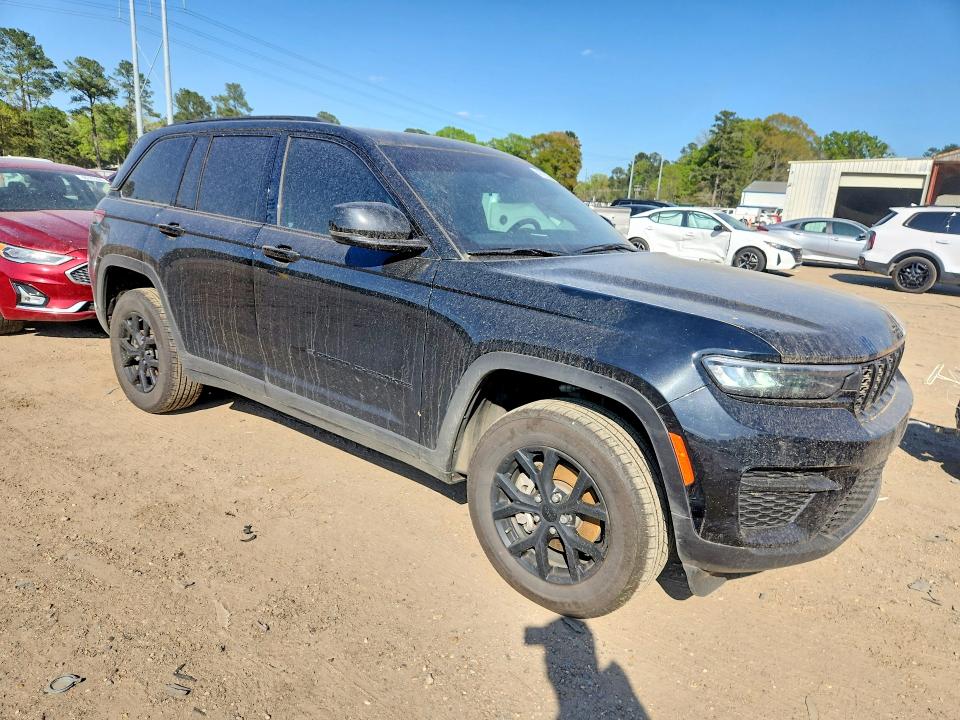 2025 Jeep Cherokee VIN 1C4RJGAG1SC319935 COPART salvage auction — SIDE, Tn - Salvage Certificate (P), sold $16,900 on 2026-07-31 (photo 4)