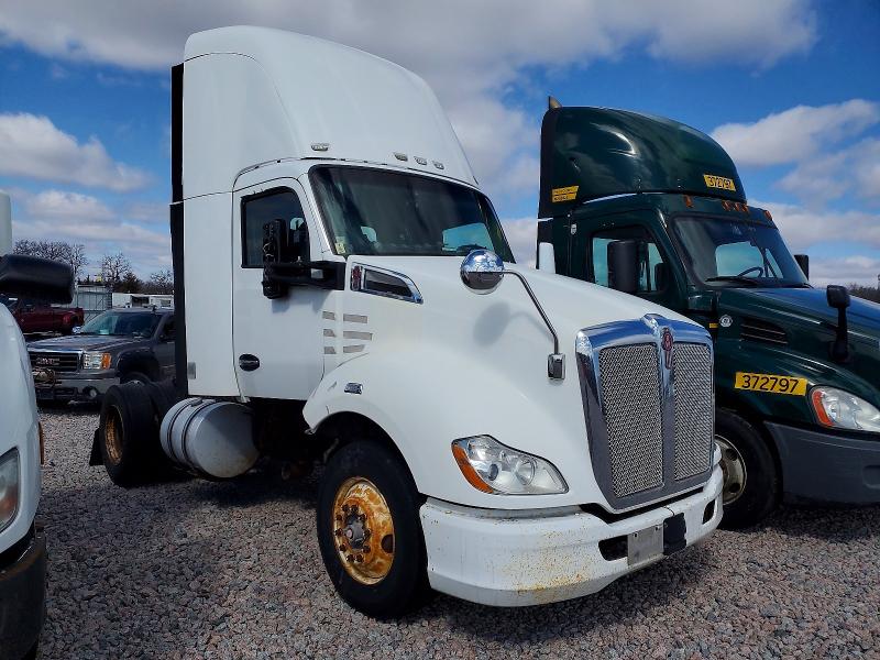 2014 Kenworth T680 VIN 1XKYA48X6EJ402524 COPART salvage auction — MECHANICAL, IN - CERTIFICATE OF TITLE, sold $5,000 on 2026-08-17 (photo 1)