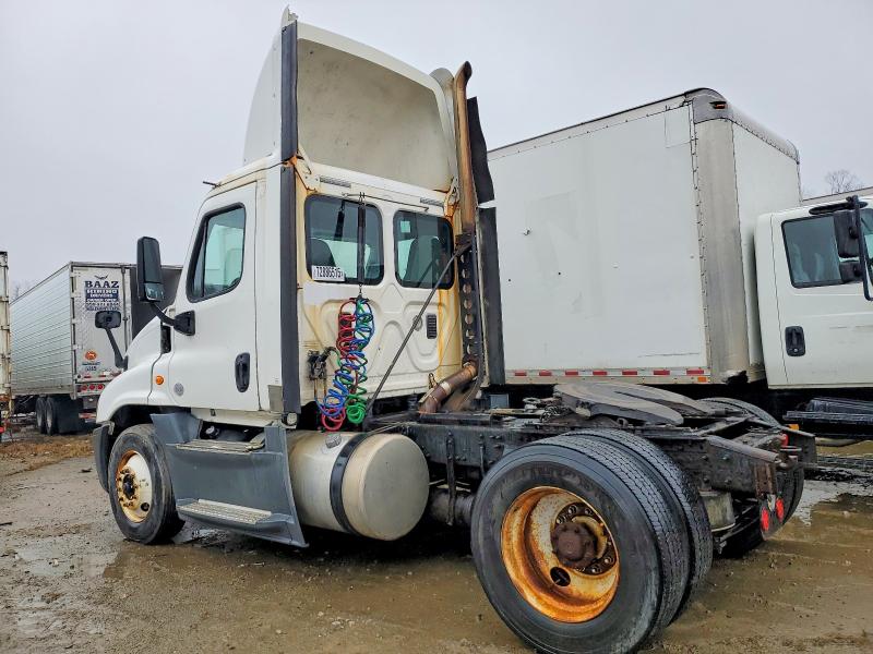 2016 Freightliner Cascadia 125 VIN 1FUBGEDV5GLHC5682 COPART salvage auction — MINOR DENT/SCRATCHES, IN - CERTIFICATE OF TITLE, sold $5,000 on 2026-07-09 (photo 3)