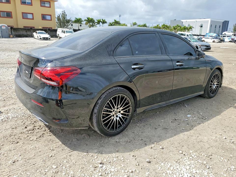 2022 Mercedes-benz A-klasse VIN W1K3G4EB9NJ339972 COPART salvage auction — SIDE, Salvage Title, sold $14,100 on 2026-08-04 (photo 3)