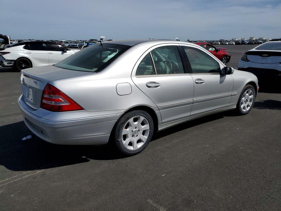 2005 Mercedes-benz C class VIN WDBRF61J75F558463 COPART salvage auction — MINOR DENT/SCRATCHES, Ca - Dis/Dlr/Exp Only Clean Title, sold $500 on 2026-07-08 (photo 3)