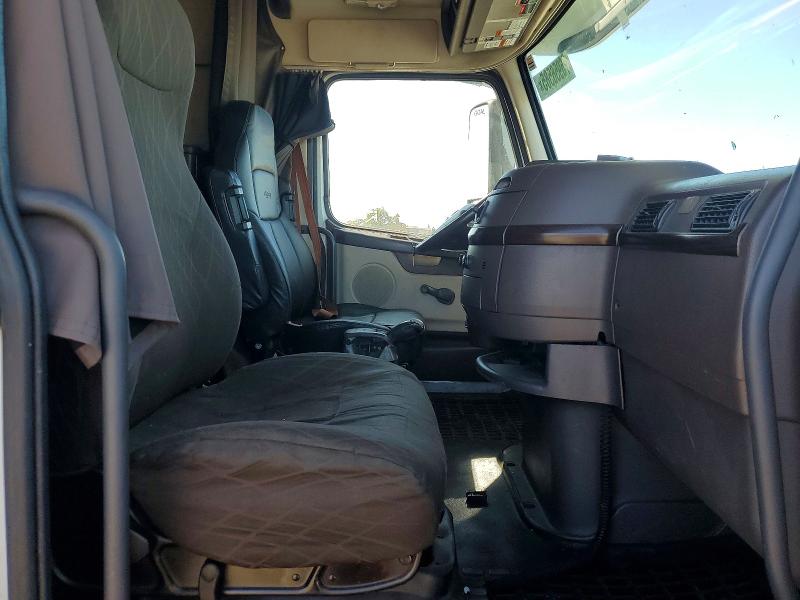 2014 Volvo Vnl VIN 4V4NC9EH7EN174971 COPART salvage auction — MINOR DENT/SCRATCHES, Wa - Dis/Dlr/Exp Only Clean Title, sold $15 on 2026-07-30 (photo 5)