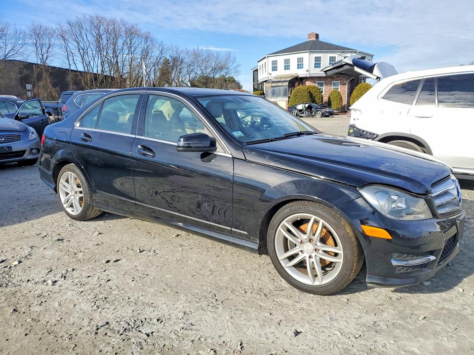 2012 Mercedes-benz C-klasse VIN WDDGF8BB4CR228860 COPART salvage auction — MINOR DENT/SCRATCHES, Salvage Title, sold $1,150 on 2026-07-17 (photo 4)