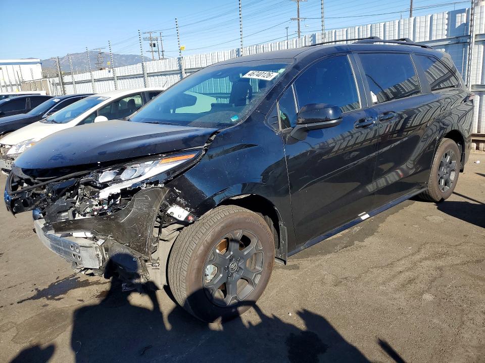 2025 Toyota Sienna VIN 5TDCSKFCXSS212666 COPART salvage auction — FRONT END, Ca - Salvage Certificate, sold $15,100 on 2026-07-15 (photo 1)