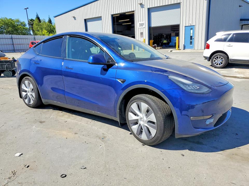 2021 Tesla Model y VIN 5YJYGDEE1MF172815 COPART salvage auction — SIDE, Salvage Title, sold $8,200 on 2026-07-14 (photo 4)