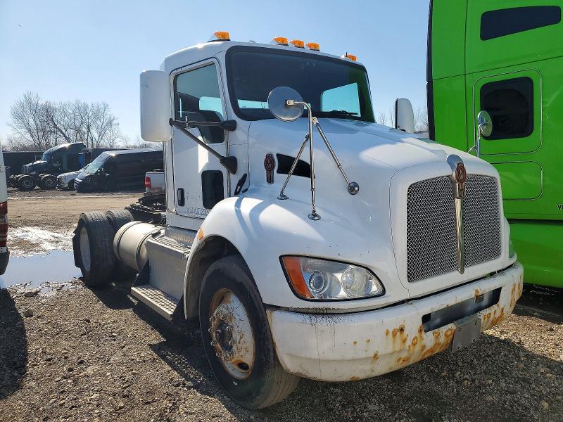 2016 Kenworth T330 VIN 2XKHAJ7X8GM462798 — COPART salvage auction photo