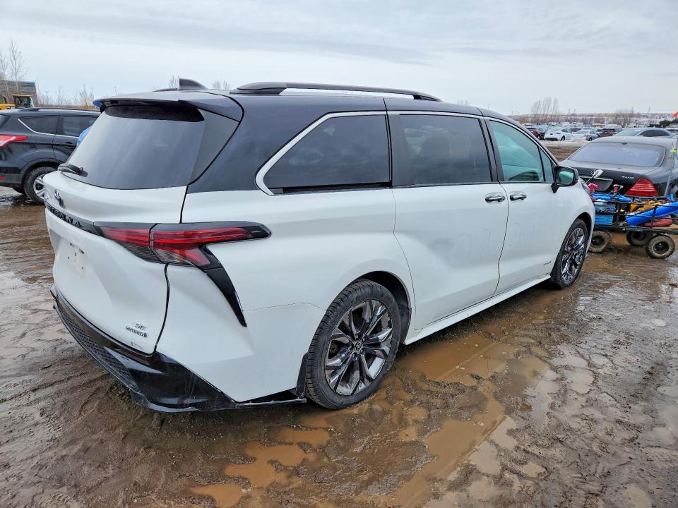 2021 Toyota Sienna VIN 5TDGRKEC9MS007969 COPART salvage auction — VANDALISM, Salvage Title, sold $3,500 on 2026-07-30 (photo 3)