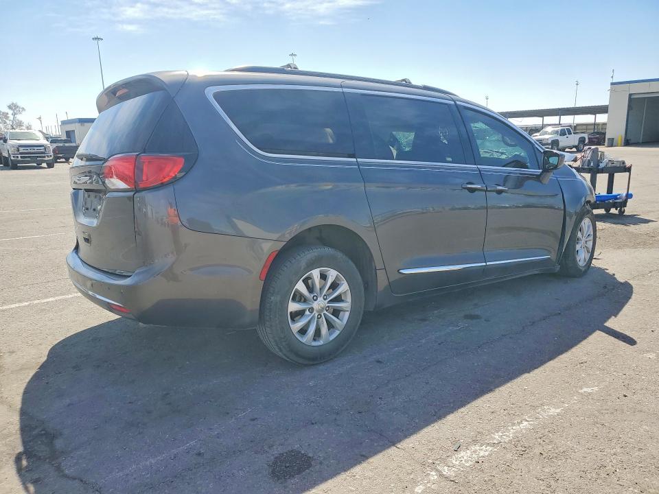 2017 Chrysler Pacifica VIN 2C4RC1BG5HR642665 COPART salvage auction — FRONT END, Salvage Title, sold $400 on 2026-09-10 (photo 3)