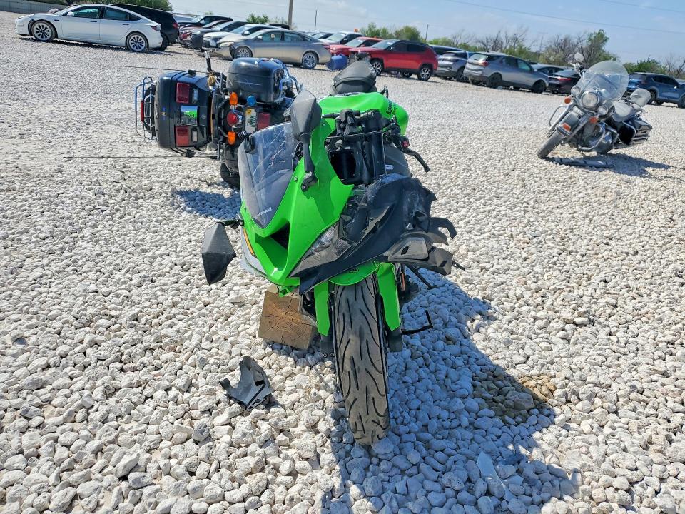 2025 Kawasaki Zx VIN JKBZXJK1XSA011640 COPART salvage auction — ROLLOVER, Salvage Title, sold $200 on 2026-07-23 (photo 2)