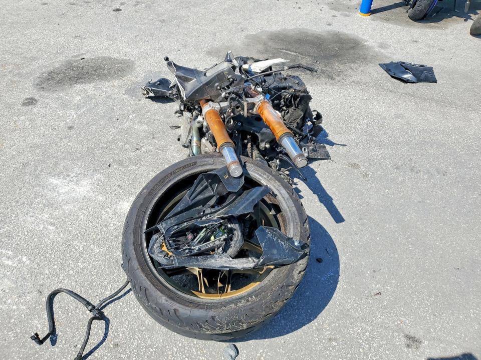 2022 Yamaha Yzfr1 VIN JYARN66E6NA002508 COPART salvage auction — ROLLOVER, Fl - Certificate Of Destruction, sold $625 on 2026-07-02 (photo 2)