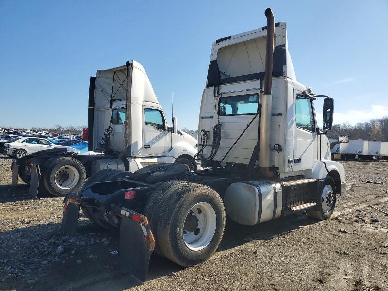 2016 Volvo Vnl VIN 4V4N39TG0GN965520 COPART salvage auction — NORMAL WEAR, In - Certificate Of Title, sold $5,500 on 2026-07-10 (photo 4)