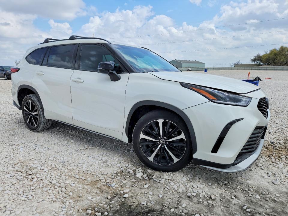 2021 Toyota Highlander VIN 5TDLZRAH1MS049612 COPART salvage auction — SIDE, TX - SALVAGE VEHICLE TITLE, sold $5,800 on 2026-07-23 (photo 4)