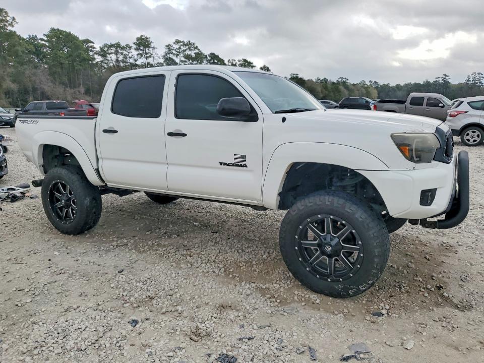 2015 Toyota Tacoma VIN 5TFLU4EN3FX116340 COPART salvage auction — REAR END, TX - CERTIFICATE OF TITLE, sold $6,600 on 2026-07-28 (photo 4)