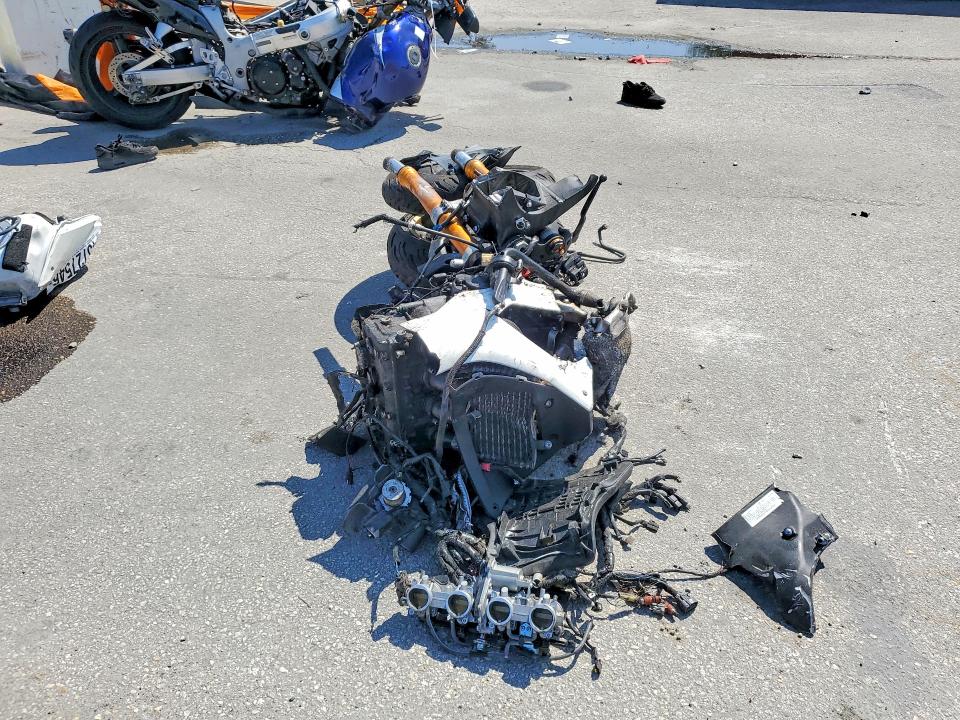 2022 Yamaha Yzfr1 VIN JYARN66E6NA002508 COPART salvage auction — ROLLOVER, Fl - Certificate Of Destruction, sold $625 on 2026-07-02 (photo 4)