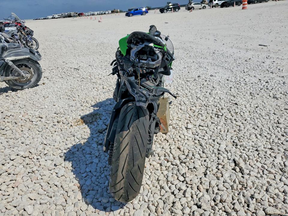2025 Kawasaki Zx VIN JKBZXJK1XSA011640 COPART salvage auction — ROLLOVER, Salvage Title, sold $200 on 2026-07-23 (photo 4)