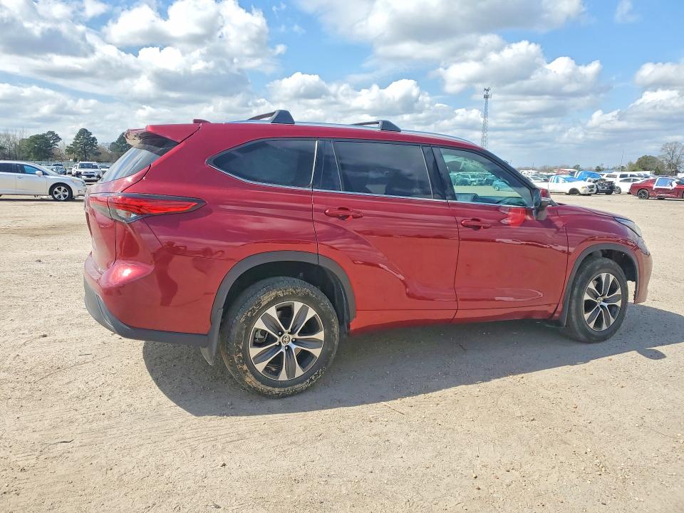 2020 Toyota Highlander VIN 5TDGZRBH1LS017547 COPART salvage auction — SIDE, Salvage Title, sold $9,900 on 2026-07-30 (photo 3)