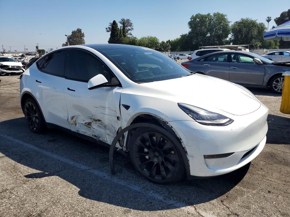 2022 Tesla Model y VIN 7SAYGDEE7NF410431 COPART salvage auction — SIDE, Salvage Title, sold $10,200 on 2026-07-28 (photo 4)