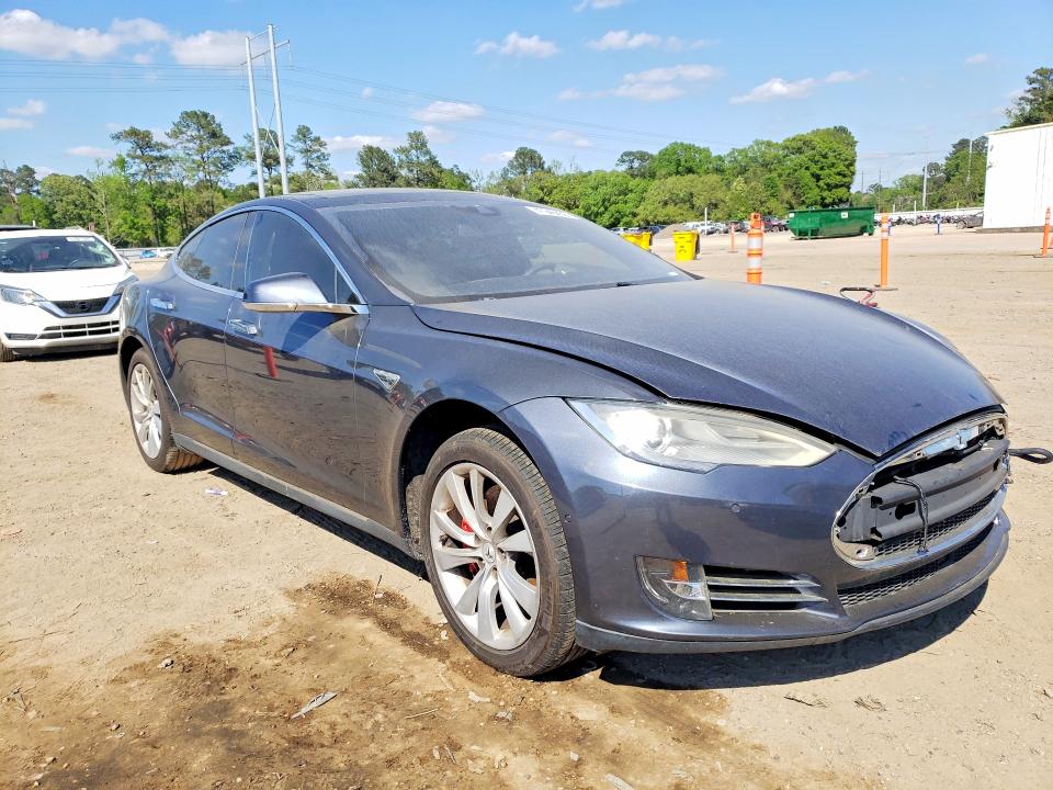 2015 Tesla Model s VIN 5YJSA1H46FF082264 COPART salvage auction — ROLLOVER, Tx - Salvage Vehicle Title, sold $4,050 on 2026-07-31 (photo 4)