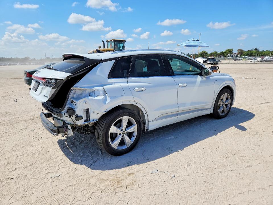 2024 Audi Q4 e-tron VIN WA1KUBFZ7RP053839 COPART salvage auction — REAR END, Fl - Cert Of Title Slvg Rebuildable, sold $13,600 on 2026-07-16 (photo 3)